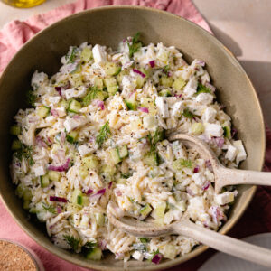 La salade de pâtes façon tzatziki, super légère et savoureuse !