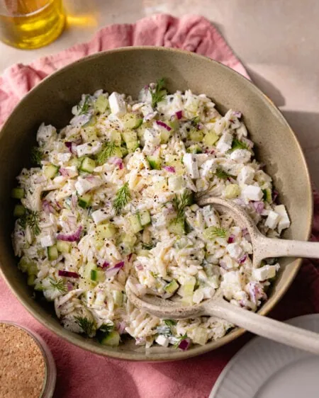 La salade de pâtes façon tzatziki, super légère et savoureuse !