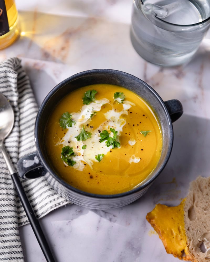 Bol de velouté potimarron et châtaignes