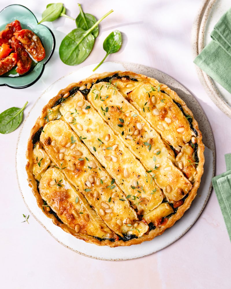 La tarte salée épinards, brie et tomates séchées : un délice gourmand ! 4 Plat de tarte salée épinards brie et tomates séchées