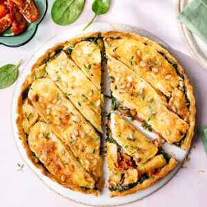 La tarte salée épinards, brie et tomates séchées : un délice gourmand !
