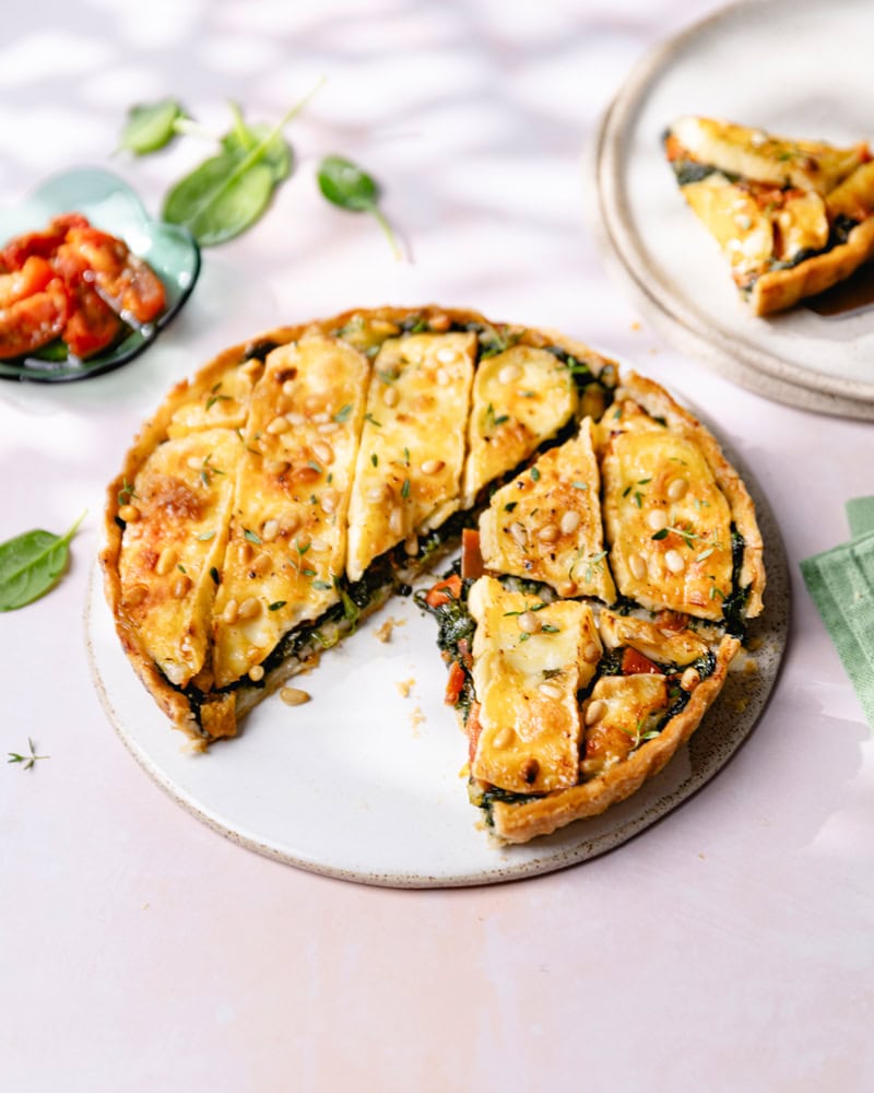 La tarte salée épinards, brie et tomates séchées : un délice gourmand ! 6 Plat de tarte salée épinards brie et tomates séchées