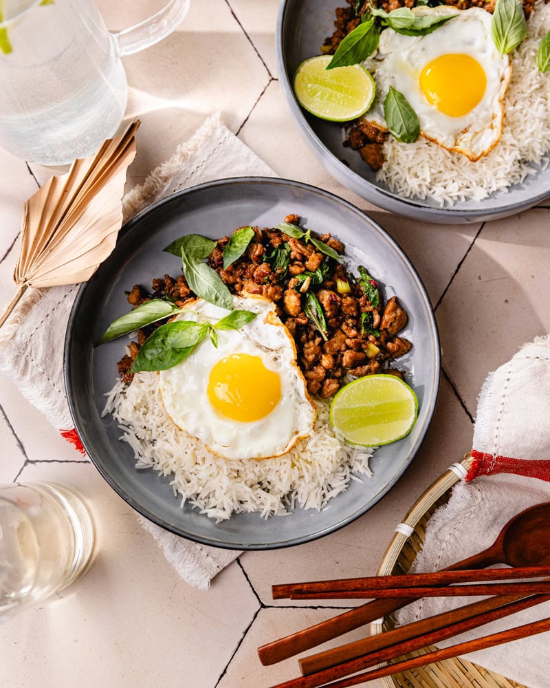 Pad krapow gai, le poulet au basilic thaï incontournable ! 10 Assiettes de pad krapow gai thailandais
