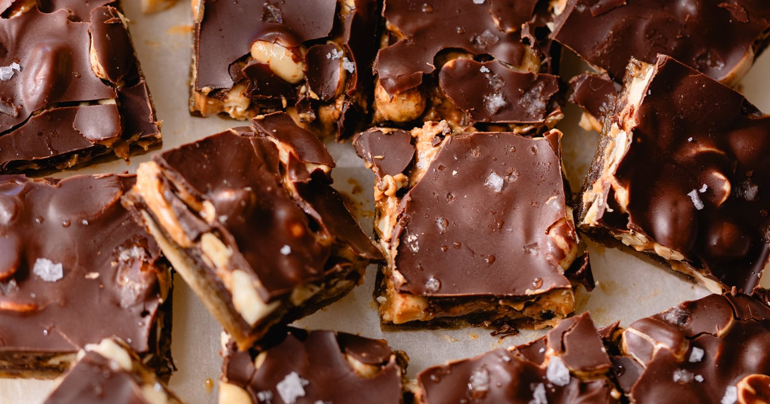 Carrés de snickers healthy aux dattes