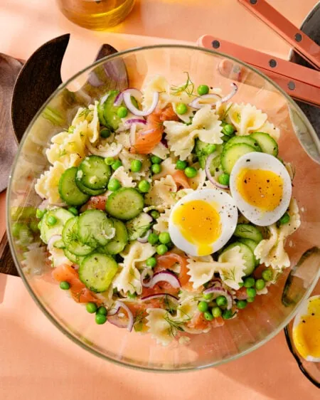 Salade de pâtes au saumon fumé : fraîche et prête en 20 minutes !