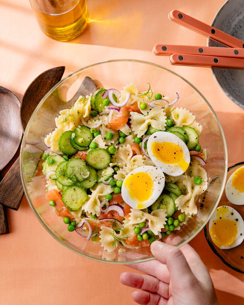 Salade de pâtes au saumon fumé : fraîche et prête en 20 minutes ! 3 La salade de pâtes au saumon