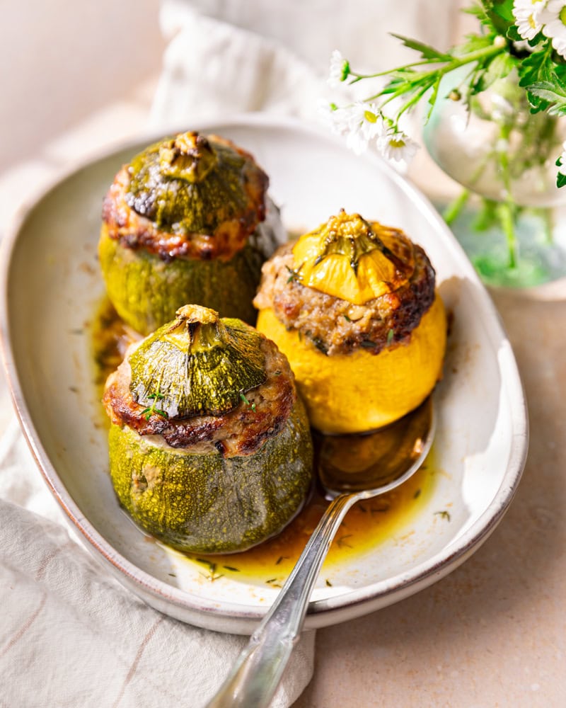 La recette des courgettes rondes farcies à la viande hachée ! 2 Les courgettes rondes farcies à la viande hachée dans un plat à gratin