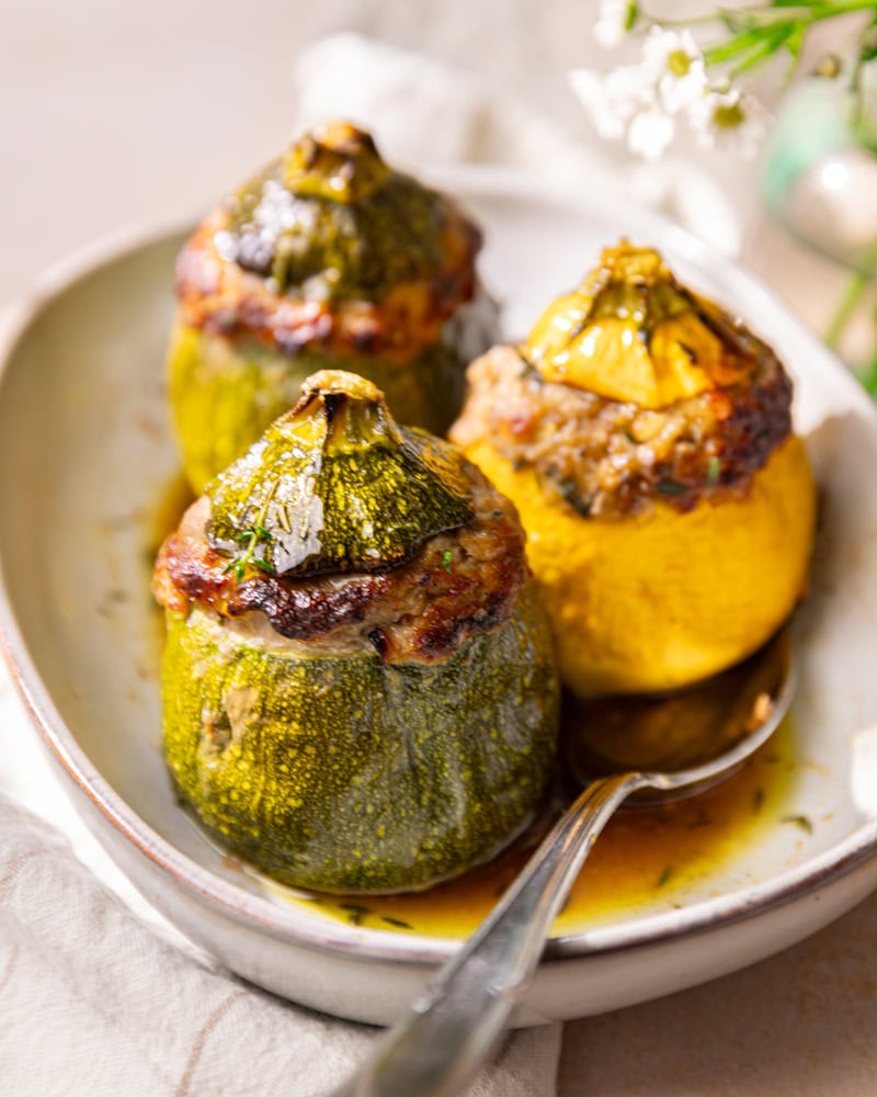 La recette des courgettes rondes farcies à la viande hachée ! 3 Les courgettes rondes farcies à la viande hachée dans un plat à gratin