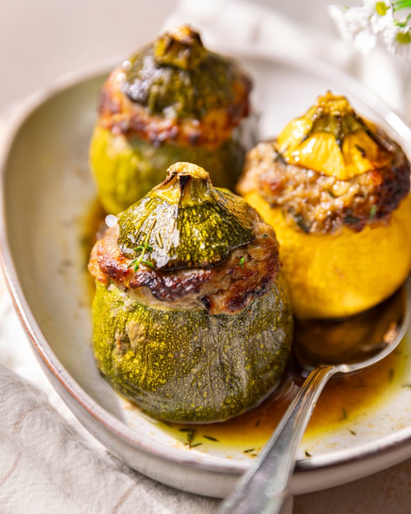 La recette des courgettes rondes farcies à la viande hachée ! 6 Les courgettes rondes farcies à la viande hachée dans un plat à gratin