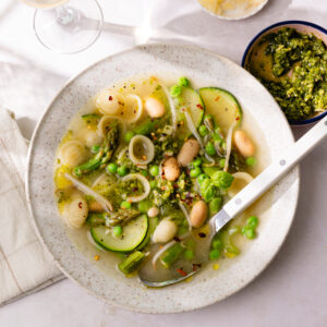 Minestrone verte de printemps : la soupe pleine de légumes !