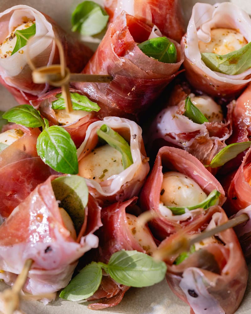 Les roulés apéritifs à l'italienne : mini mozzarella enrobée de jambon cru