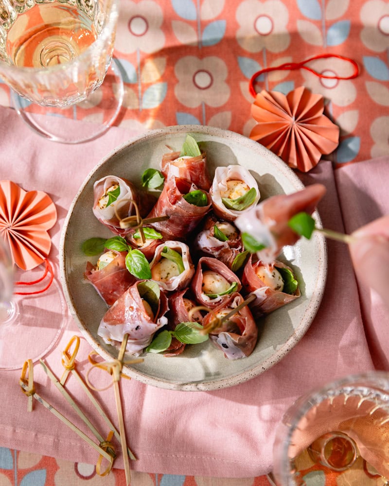 Les roulés apéritifs à l'italienne : mini mozzarella enrobée de jambon cru