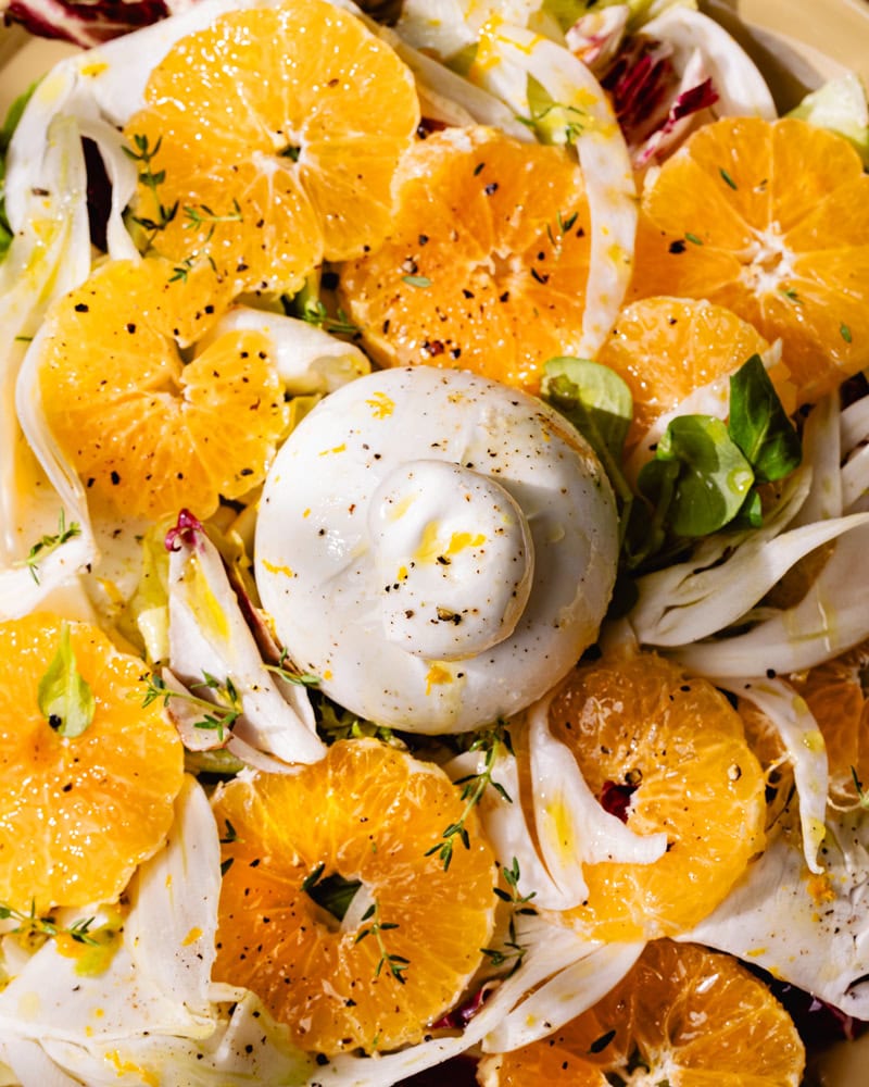 Burrata, fenouil et mandarines : la salade fraîche de fin d’hiver ! 2 Assiette de salade burrata, carpaccio de fenouil et mandarines
