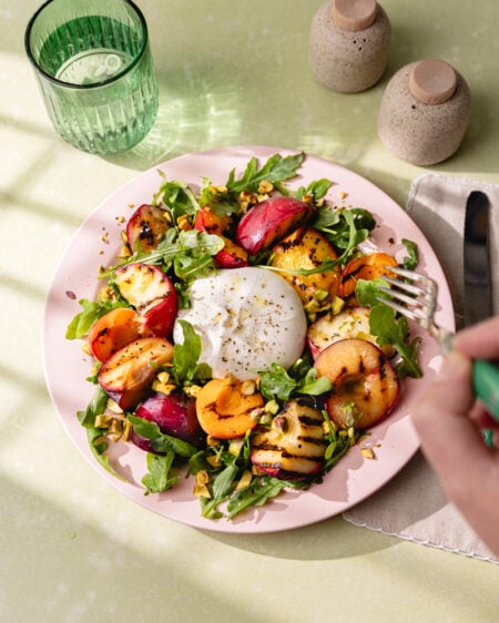 La salade burrata & fruits rôtis : la recette d’été qui change tout !
