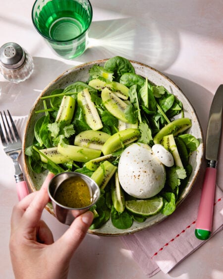 La salade burrata, kiwi et coriandre : fraîcheur et twist acidulé !