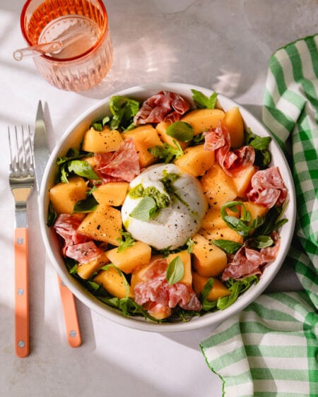 La salade melon et burrata farcie au pesto : le plat frais de l’été !