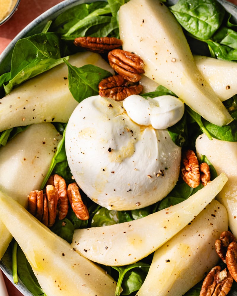La salade burrata, poire et noix de pécan : la douceur et le croquant ! 2 Assiette de salade burrata, poire et noix de pécan