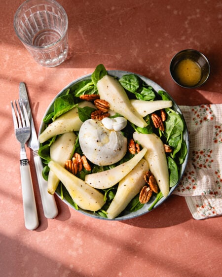 La salade burrata, poire et noix de pécan : la douceur et le croquant !