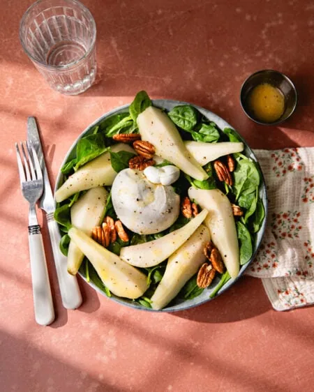 La salade burrata, poire et noix de pécan : la douceur et le croquant !