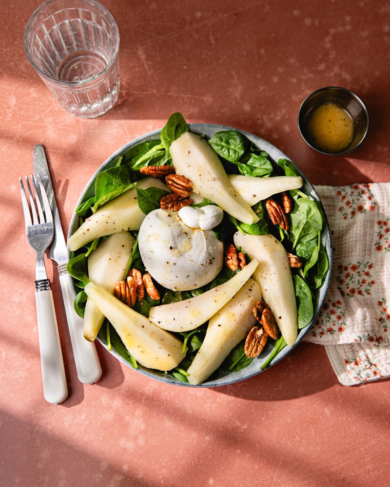 La salade burrata, poire et noix de pécan : la douceur et le croquant !
