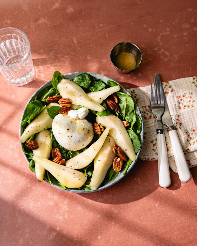 La salade burrata, poire et noix de pécan : la douceur et le croquant ! 6 Assiette de salade burrata, poire et noix de pécan