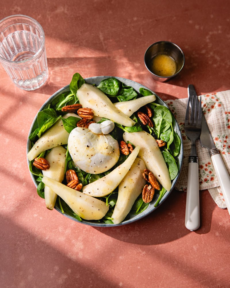 La salade burrata, poire et noix de pécan : la douceur et le croquant ! 4 Assiette de salade burrata, poire et noix de pécan