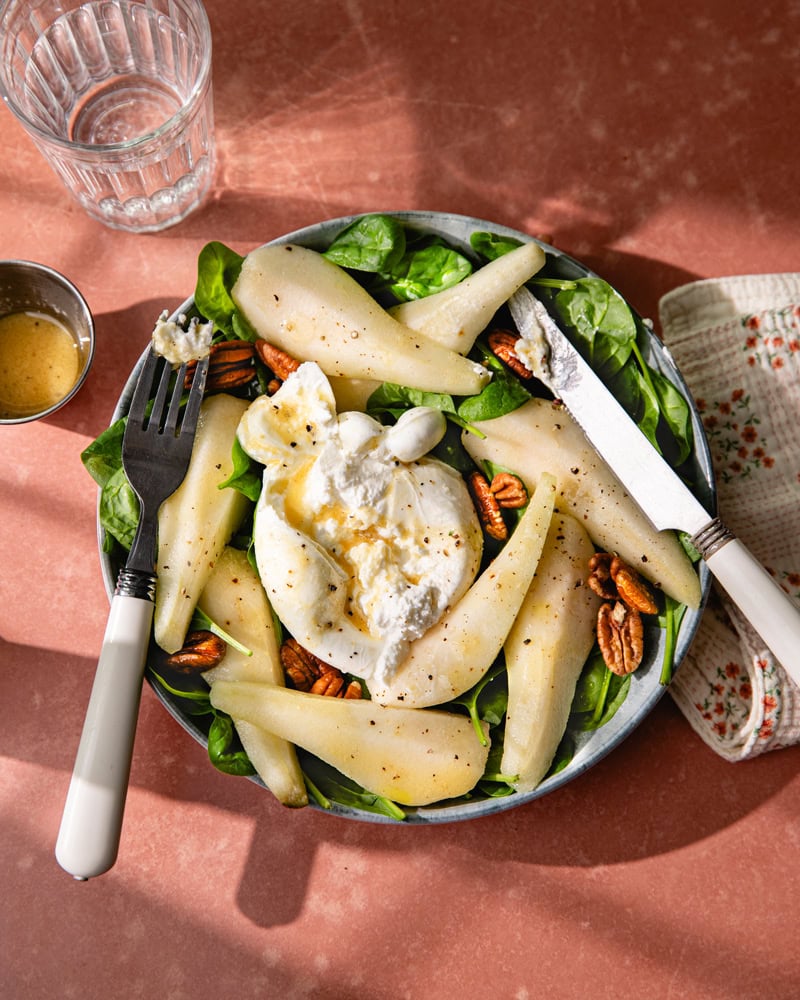 La salade burrata, poire et noix de pécan : la douceur et le croquant ! 3 Assiette de salade burrata, poire et noix de pécan