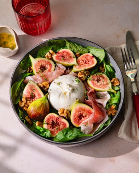 La salade burrata à la truffe, figues fraîches, jambon cru et noix !