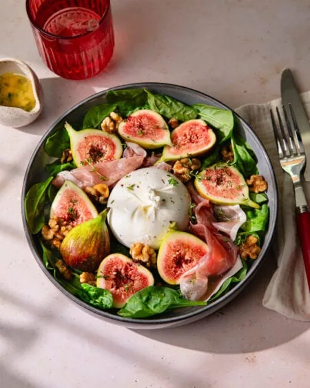 La salade burrata à la truffe, figues fraîches, jambon cru et noix !