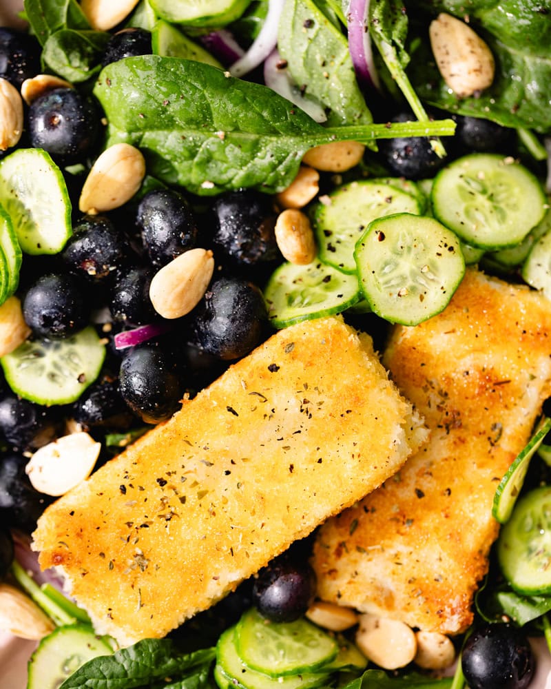 La salade printanière de feuilles d'épinard, feta panée et myrtilles ! 2 La salade de feuilles d'épinard, feta panée et myrtilles