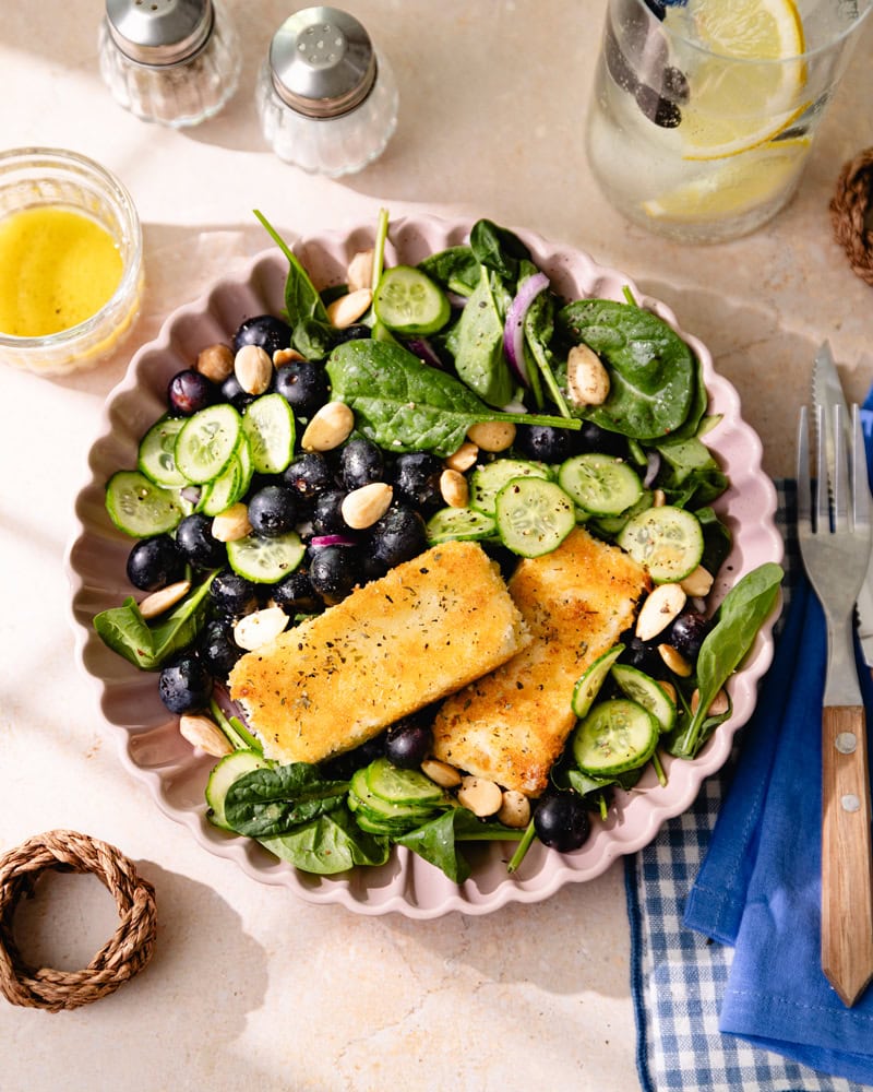 La salade printanière de feuilles d'épinard, feta panée et myrtilles ! 3 La salade de feuilles d'épinard, feta panée et myrtilles
