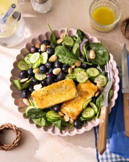 La salade printanière de feuilles d’épinard, feta panée et myrtilles !