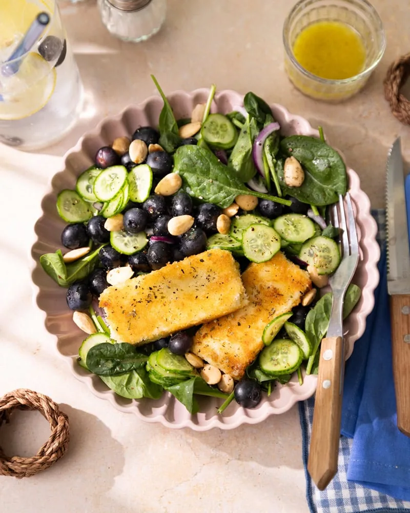 La salade printanière de feuilles d’épinard, feta panée et myrtilles !