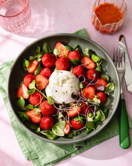 La salade virale fraises-burrata, revisitée pour les foodies !