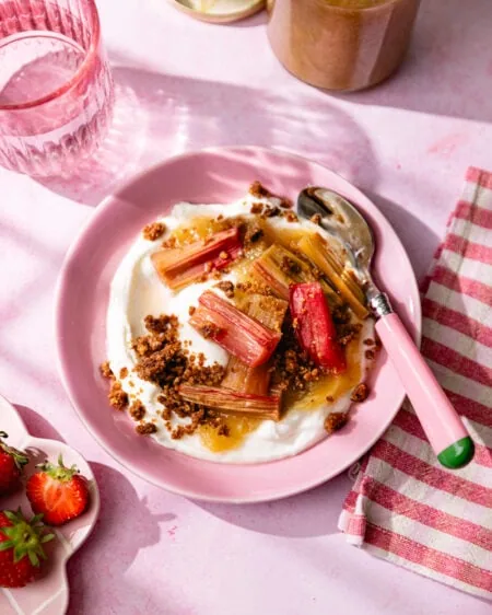 Mi-brunch, mi-dessert : le skyr à la rhubarbe rôtie et au crumble !