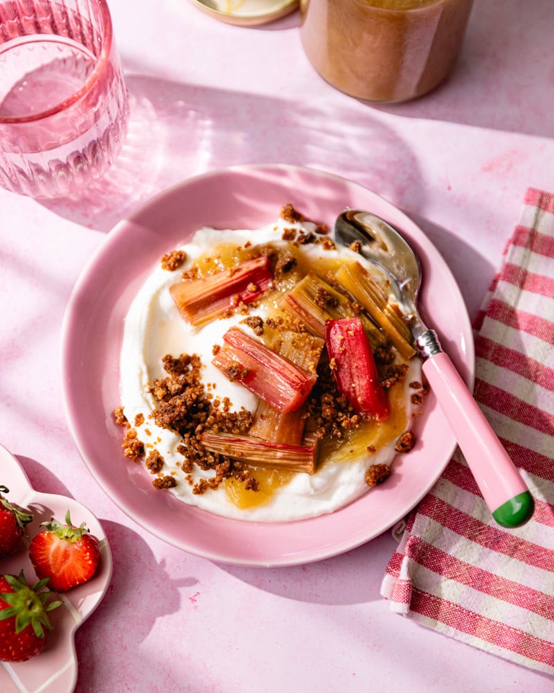 Mi-brunch, mi-dessert : le skyr à la rhubarbe rôtie et au crumble !