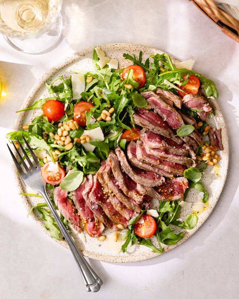Comment réussir la cuisson parfaite d’une tagliata de bœuf ? 6 Assiette de tagliata de bœuf (cuisson parfaite)