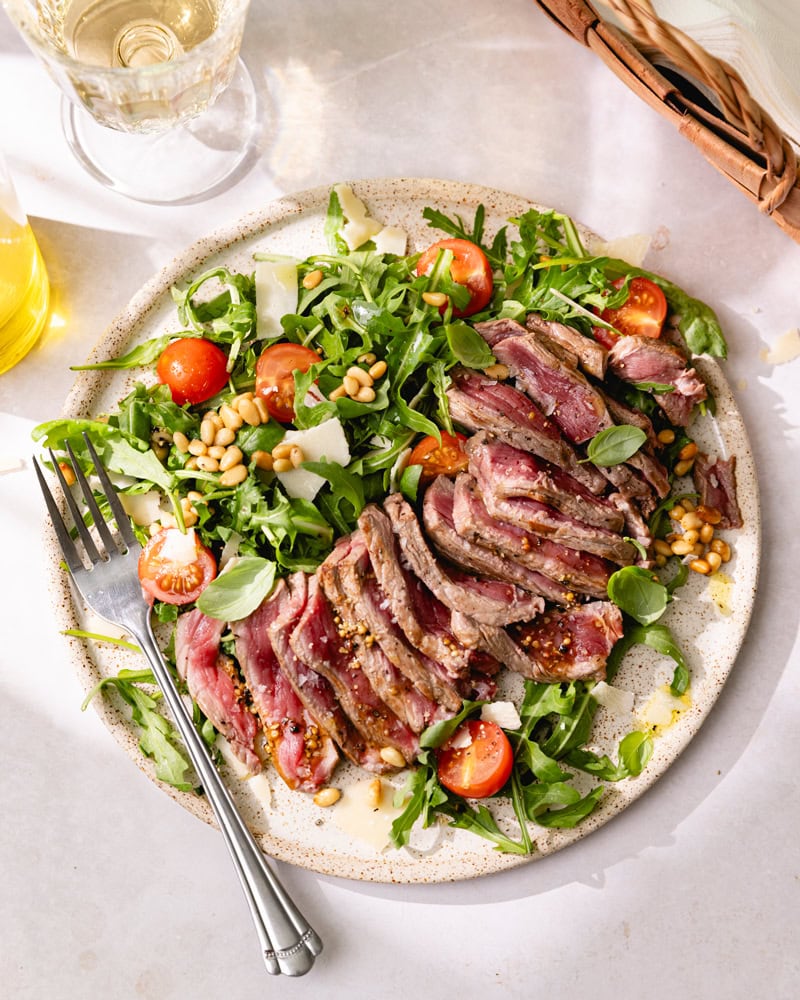 Comment réussir la cuisson parfaite d’une tagliata de bœuf ? 2 Assiette de tagliata de bœuf (cuisson parfaite)