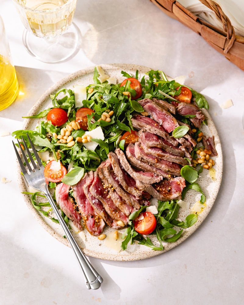 Comment réussir la cuisson parfaite d’une tagliata de bœuf ? 4 Assiette de tagliata de bœuf (cuisson parfaite)