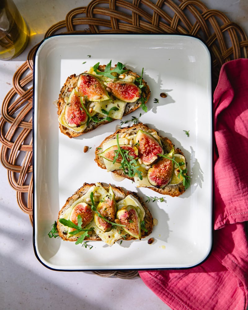 Tartines de brie et figues rôties au miel