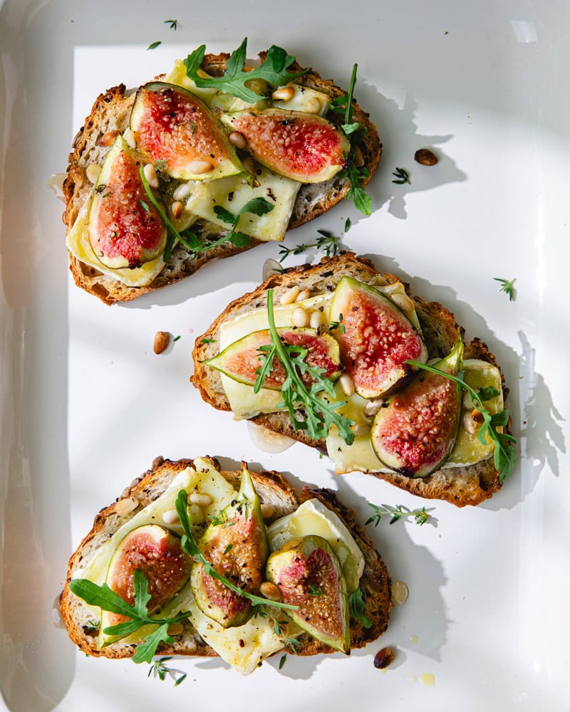 Tartines de brie et figues rôties au miel