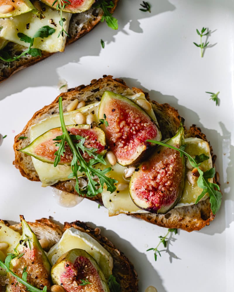 Tartines de brie et figues rôties au miel