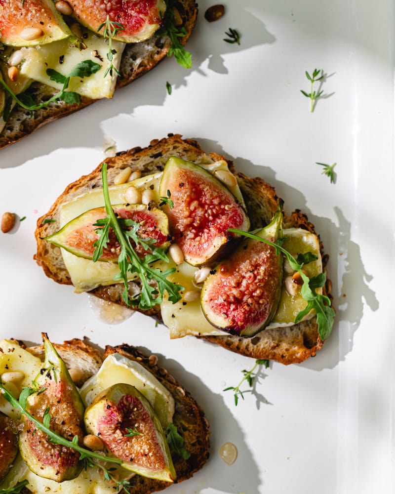 Tartines de brie et figues rôties au miel
