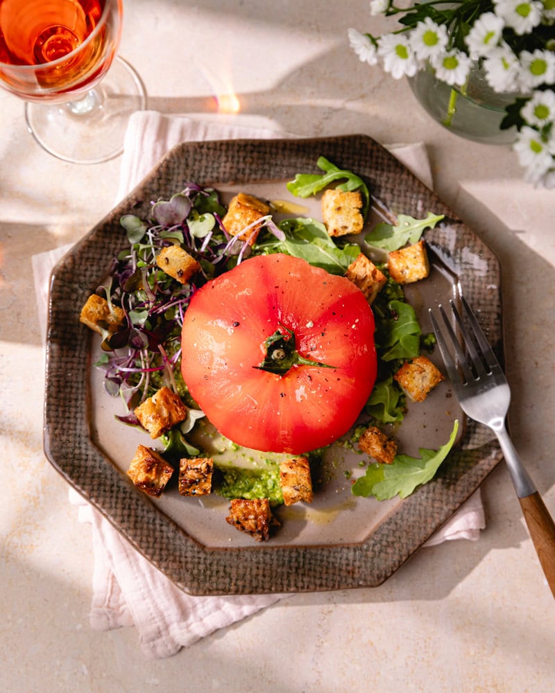 La tomate farcie à la burrata, pesto de roquette et croûtons ! 3 Assiette de tomate farcie à la burrata sur du pesto de roquette, avec quelques croûtons