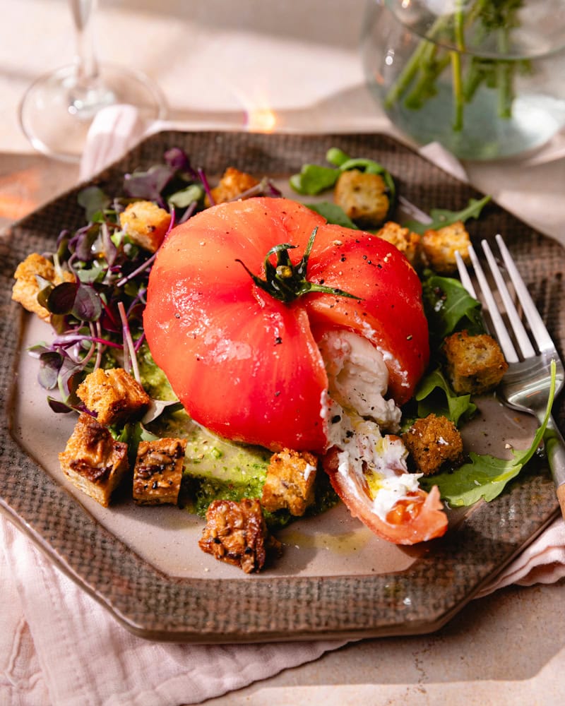 La tomate farcie à la burrata, pesto de roquette et croûtons ! 6 Assiette de tomate farcie à la burrata sur du pesto de roquette, avec quelques croûtons