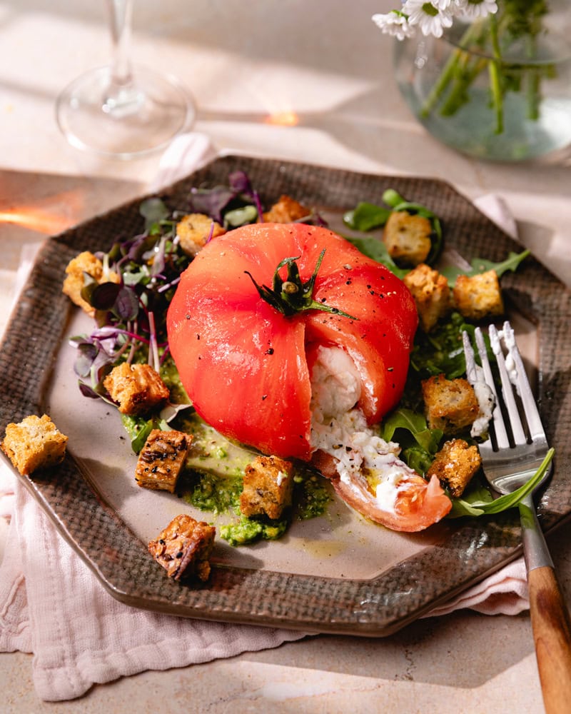 La tomate farcie à la burrata, pesto de roquette et croûtons ! 2 Assiette de tomate farcie à la burrata sur du pesto de roquette, avec quelques croûtons