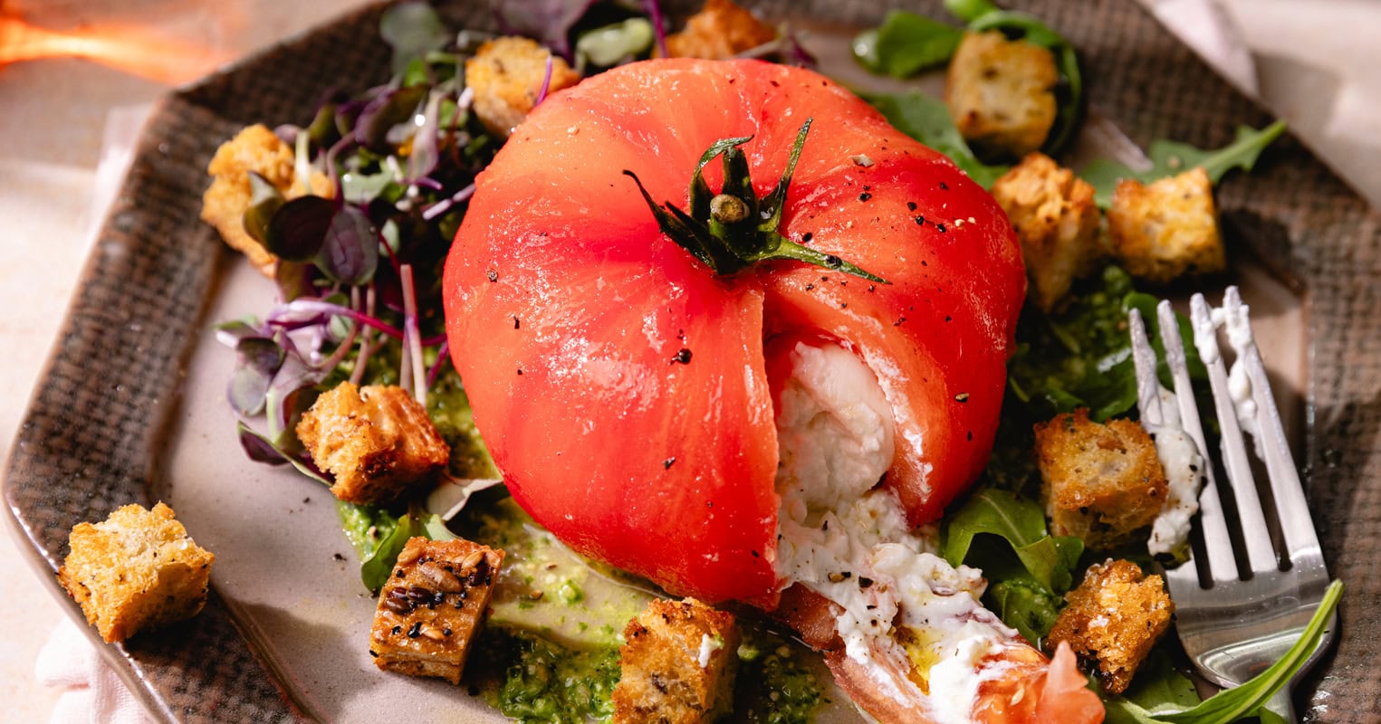 La tomate farcie à la burrata, pesto de roquette et croûtons ! 5 Assiette de tomate farcie à la burrata sur du pesto de roquette, avec quelques croûtons