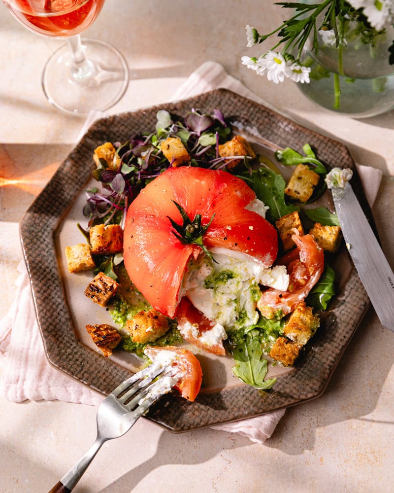 La tomate farcie à la burrata, pesto de roquette et croûtons ! 4 Assiette de tomate farcie à la burrata sur du pesto de roquette, avec quelques croûtons