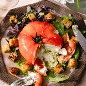 La tomate farcie à la burrata, pesto de roquette et croûtons !