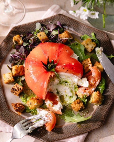 La tomate farcie à la burrata, pesto de roquette et croûtons !